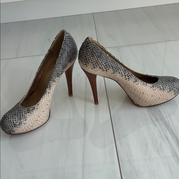 Stuart Weitzman Two Tone Watersnake Platform Pumps
7.5 - Picture 4 of 6